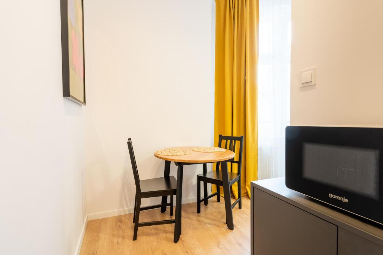 Elegant Very Berry Studios In Poznan Center By Noclegi Renters Luaran gambar